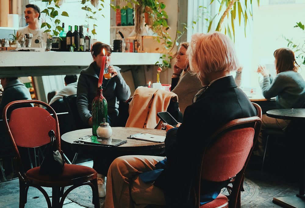 Gäste im Gespräch in einem Wiener Café