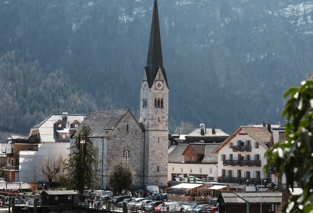 Ortskern mit Kirchturm vor Bergen in Oberösterreich