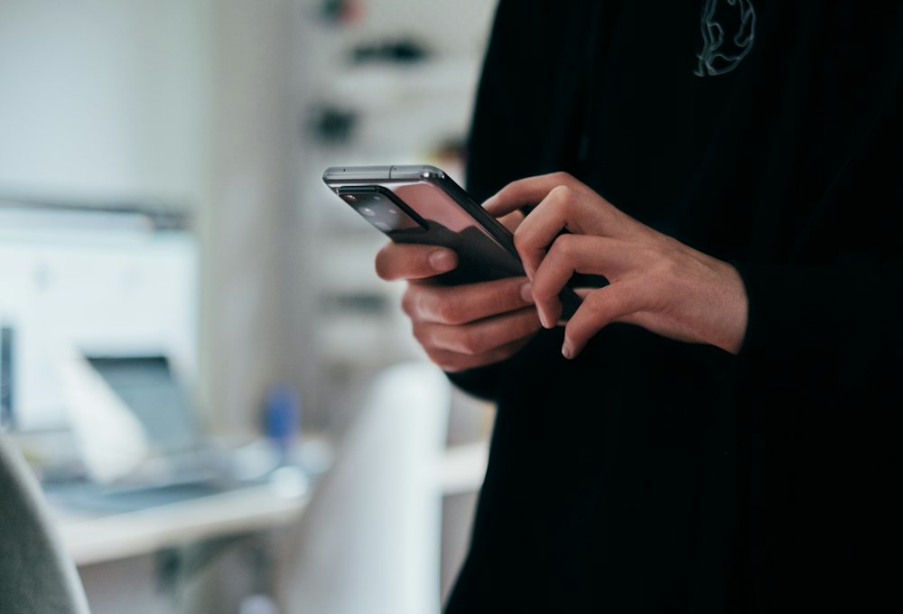 Hand hält ein Smartphone