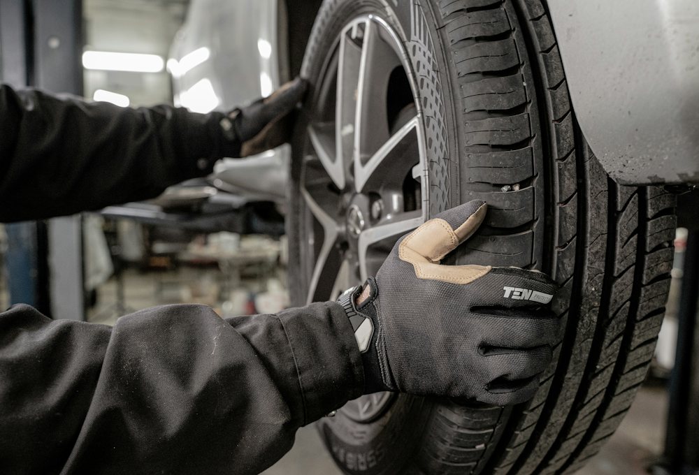 Mechaniker wechselt einen Autoreifen