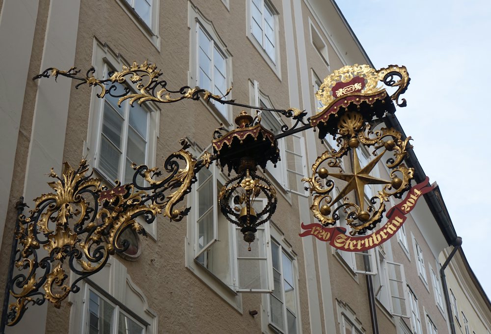 Schmiedeeisernes Geschäftsschild in der Salzburger Getreidegasse