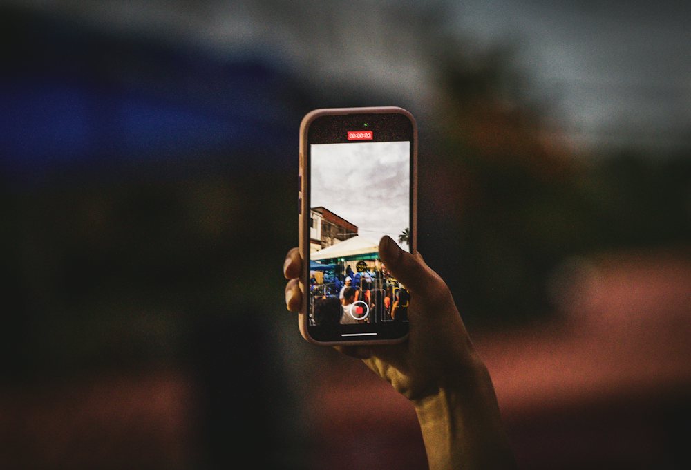 Person fotografiert mit dem Smartphone