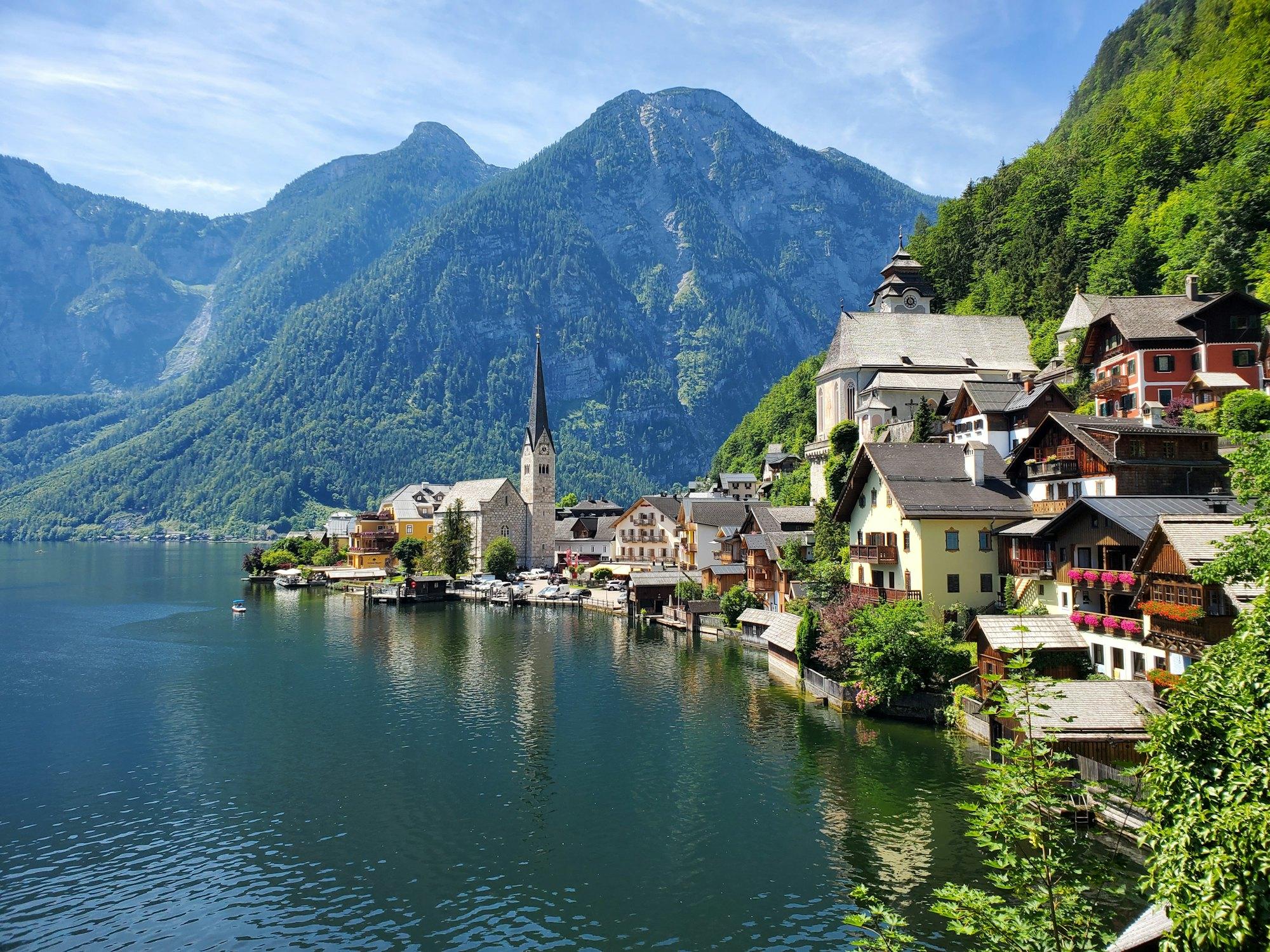 Hallstatt am Hallstätter See in Oberösterreich, umgeben von Bergen