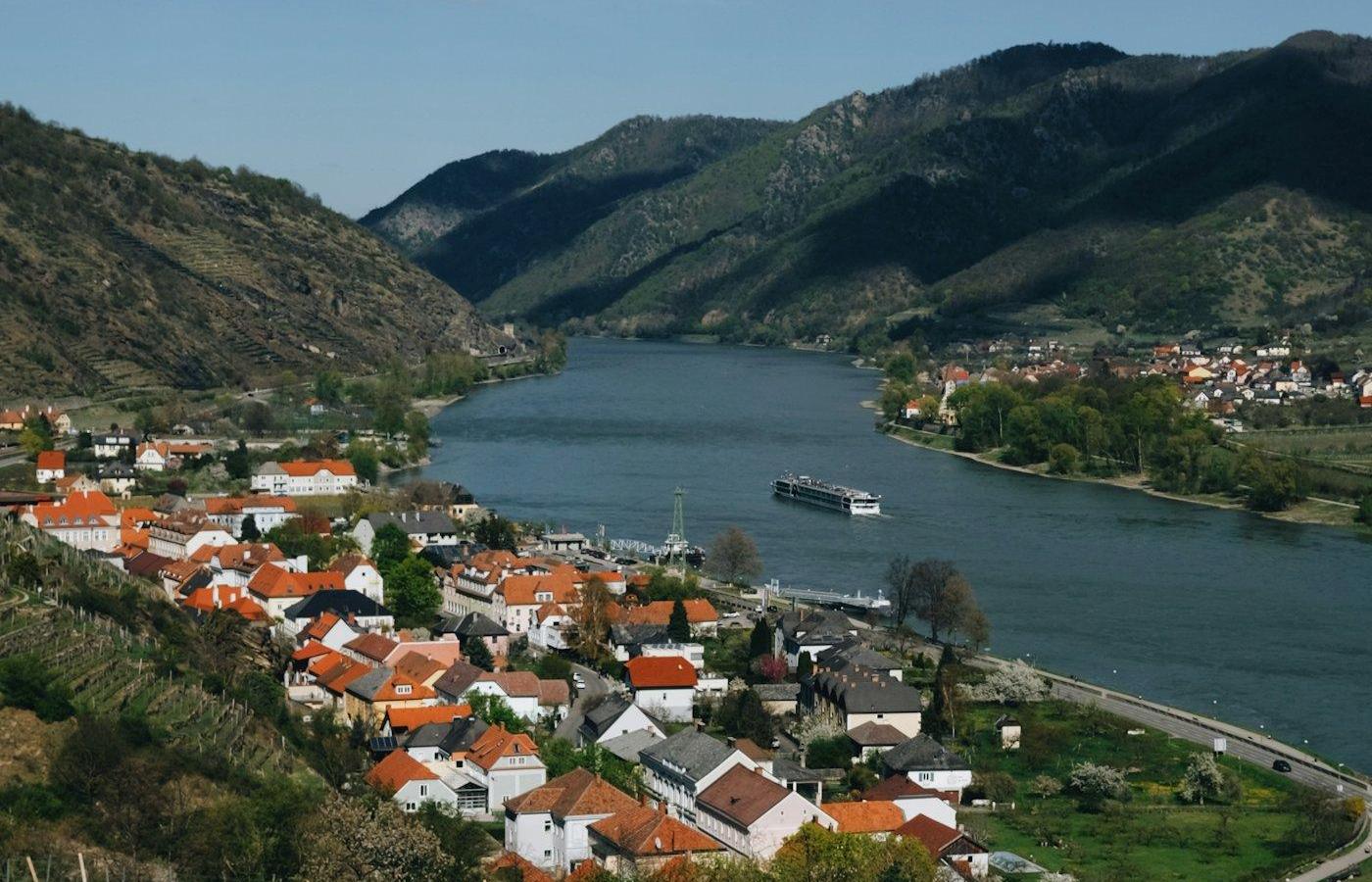 Ein Ort in der Wachau an der Donau mit roten Dächern und Weinbergen